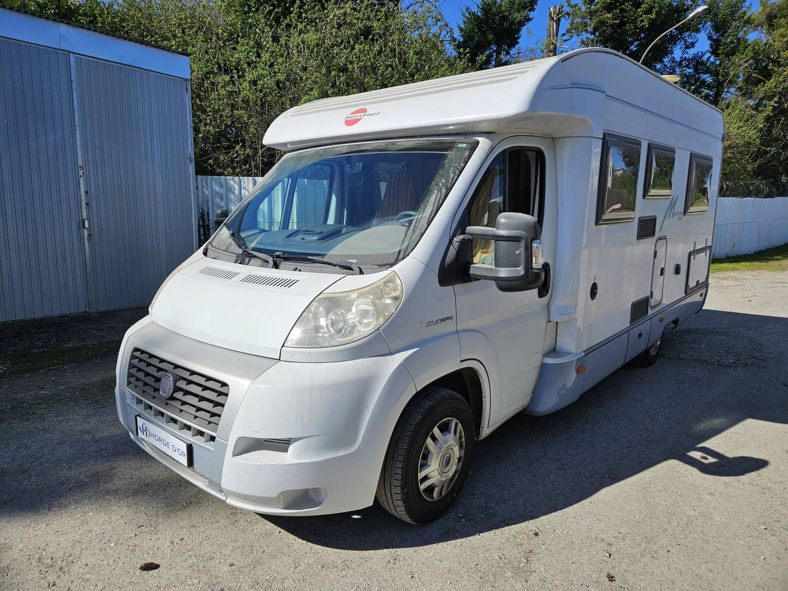 Vente d'un camping car Profilé compact  Burstner marano T 580 du célèbre construcetur allemand idéal pour un couple avec un enfant en bon état général à Saint pierre de chandieu(69) dans le Rhône.