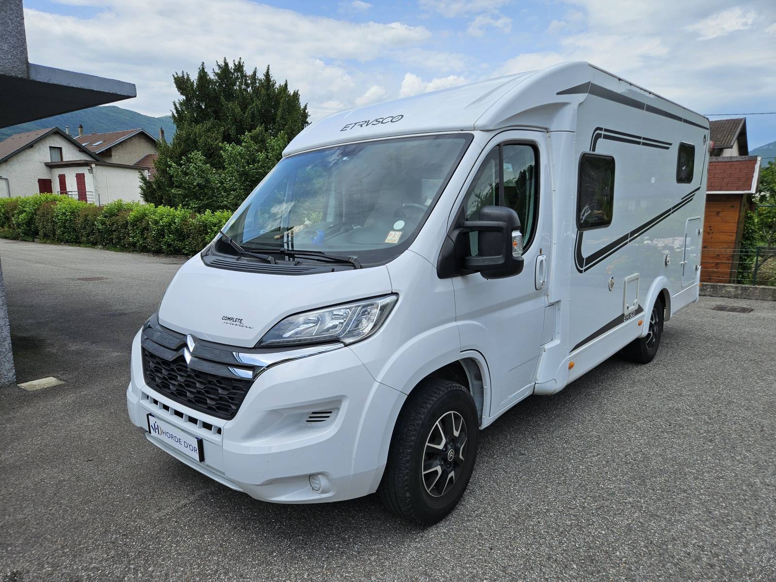 Vente d'un camping car van Profilé compact du constructeur italien etrusco idéal pour un couple avec un enfant en très bon état général à Aix les bains en savoie (73).