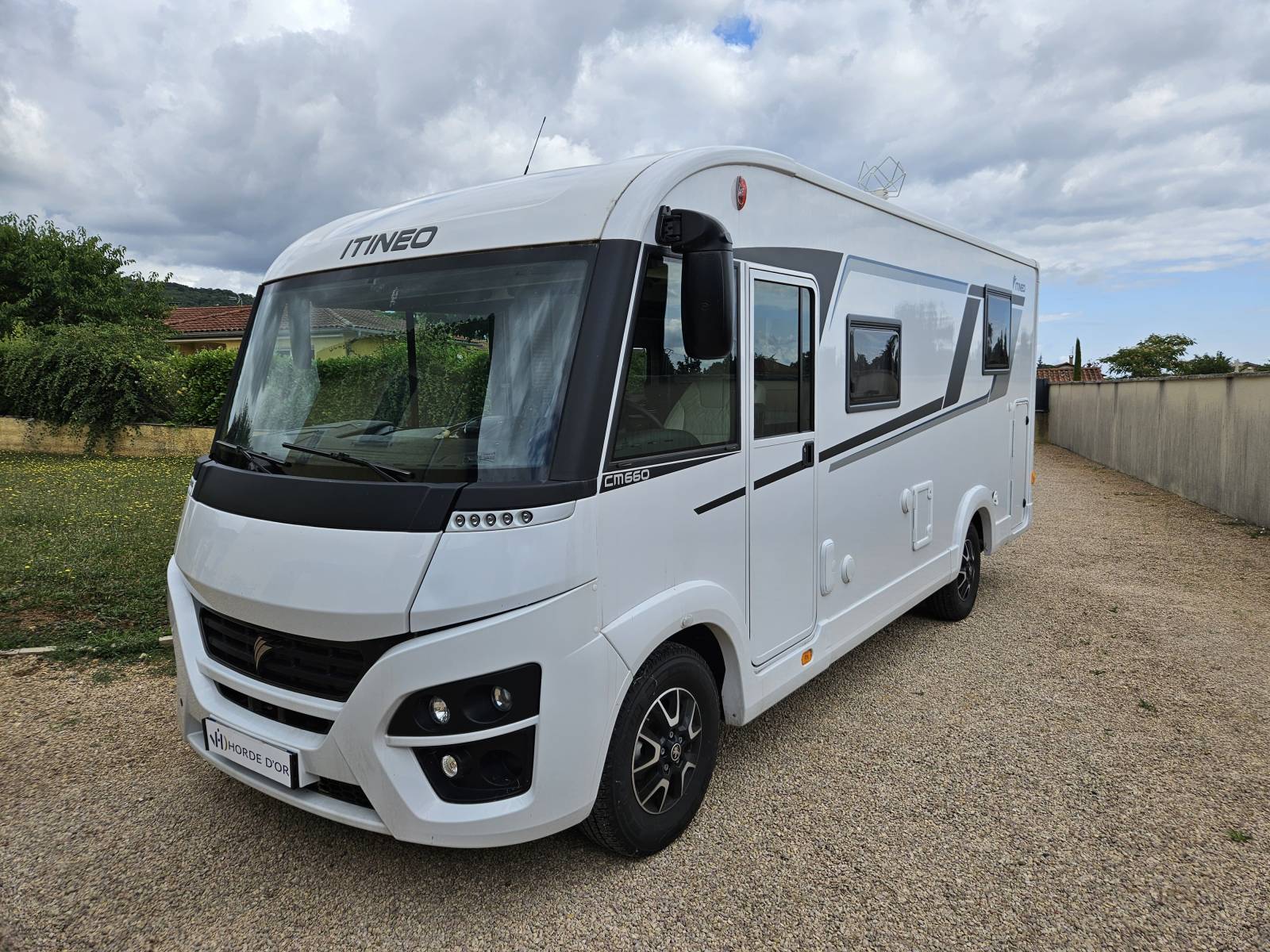 Vente d'un superbe Intégral compact familial du célèbre groupe français Rapido avec lit central et lit pavillon comme neuf visible à Lucenay(69) dans le Rhône.