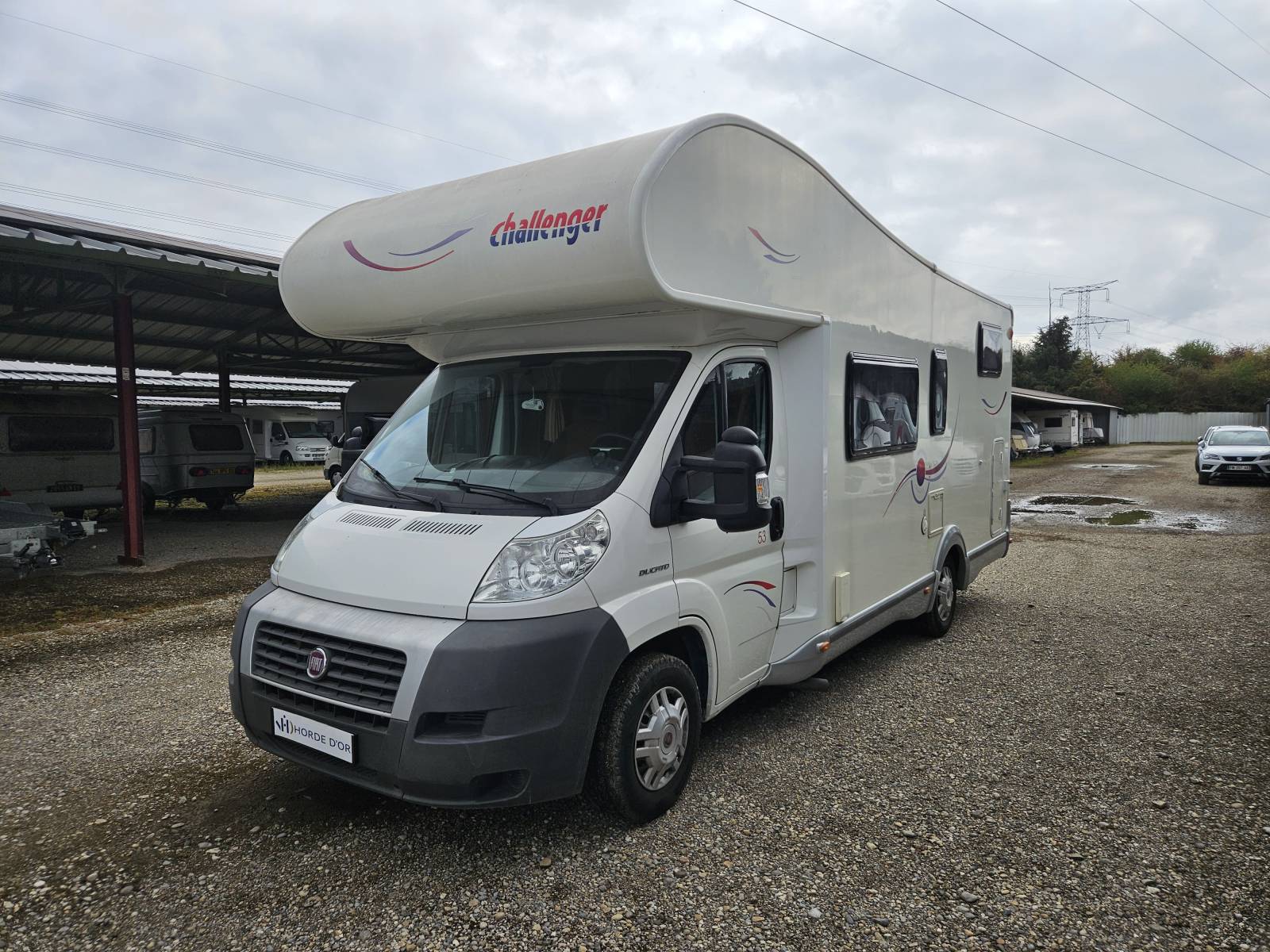 Vente d'un très beau camping car Capucine Challenger 53 Génésis familial avec 6 couchages et 6 places carte grise situé à Saint-Pierre de chandieu (69) dans le Rhône.