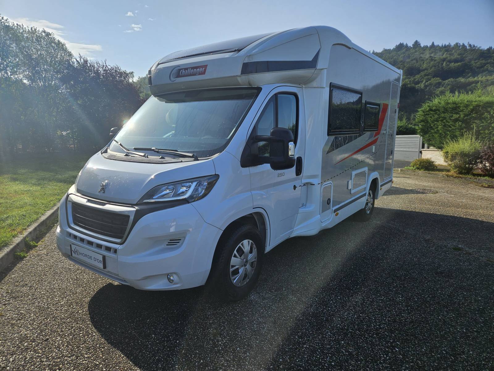 Vente d'un magnifique profilé compact avec lits pavillon et lit dinette bien optionné idéal pour un couple visible à St Paul en Cornillon (Loire)