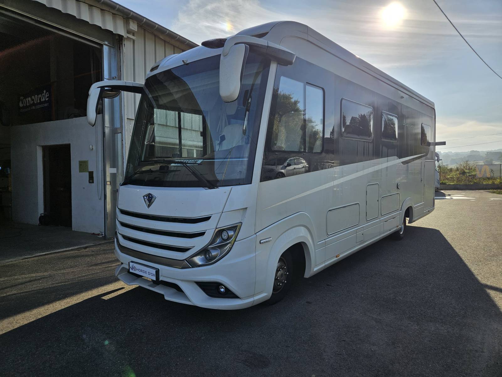 Vente d'un magnifique intégral PL haut de gamme Concorde Charisma 910 LI sur porteur Iveco Daily en 210 ch et boîte  automatique avec lits jumeaux visible à Eyzin-pinet(38) dans l'Isère.