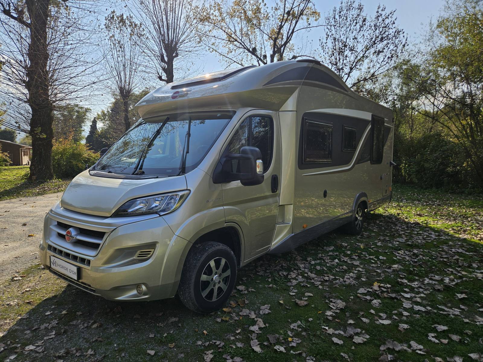 Vente d'un superbe camping car Profilé Burstner familial  à l'implantation idéal avec lit central et lit pavillon avec une grande soute en bon état à Grignon(73) en Savoie.
