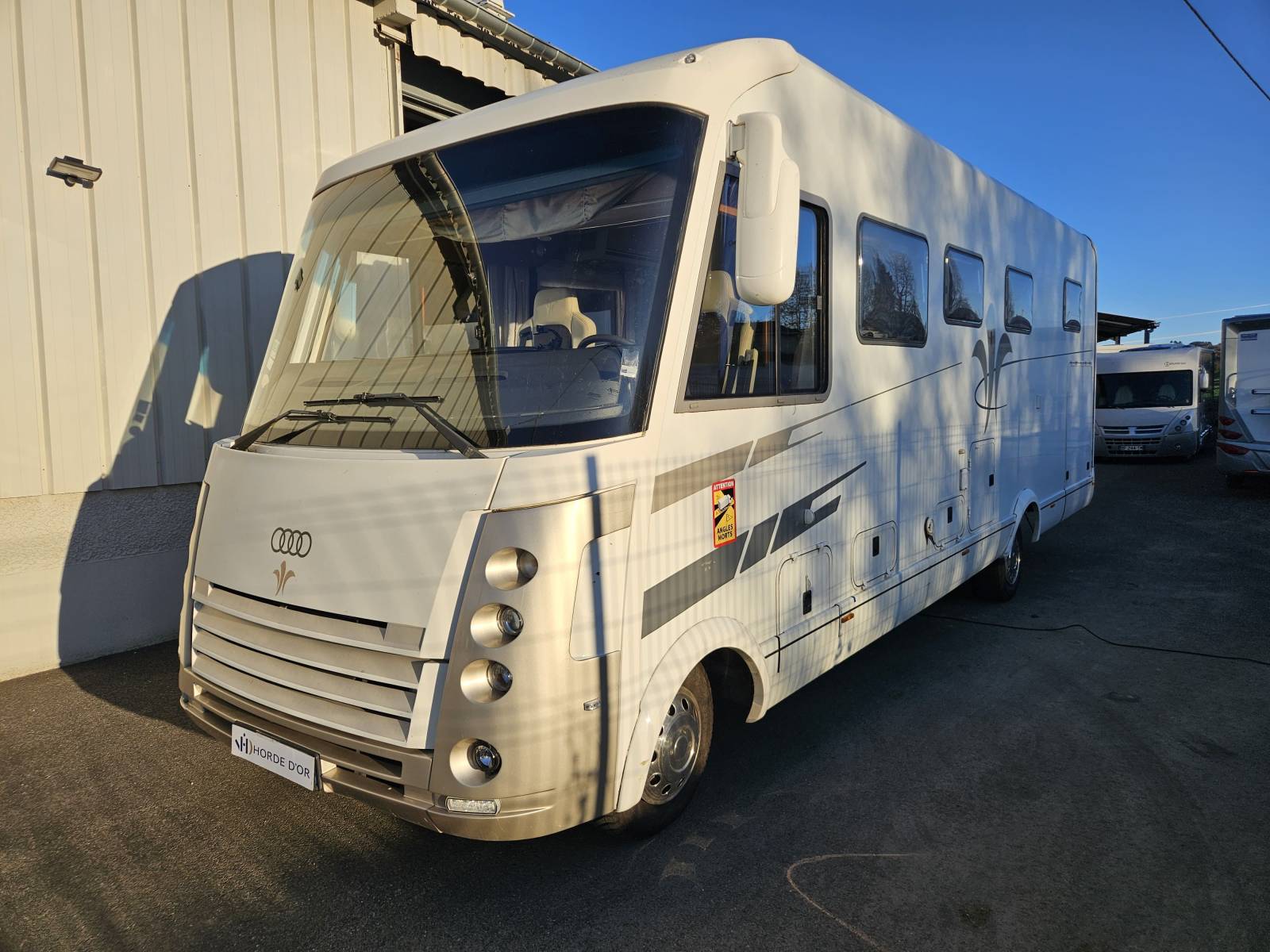 Vente d'un  Intégral haut de gamme PL NIESMANN BISCHOFF FLAIR I EBW 8000 très spacieux avec lits jumeaux et lit  pavillon visible à Eyzin-pinet (38) dans l'Isère.