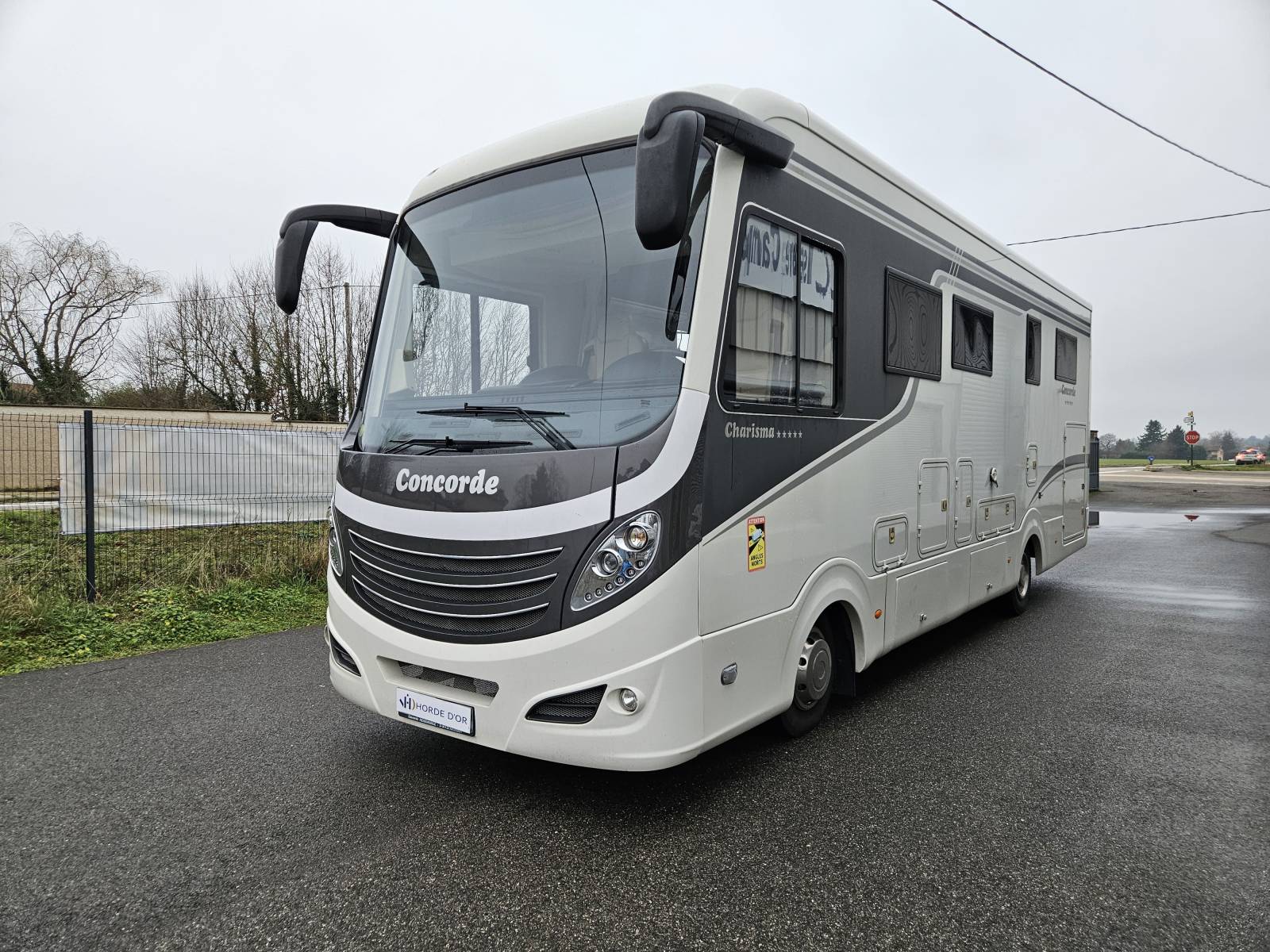 Vente d'un magnifique intégral PL haut de gamme Concorde Charisma 900 M sur porteur Iveco Eurocargo  250 CH et boîte  automatique avec lit central visible à Eyzin-pinet(38) dans l'Isère.