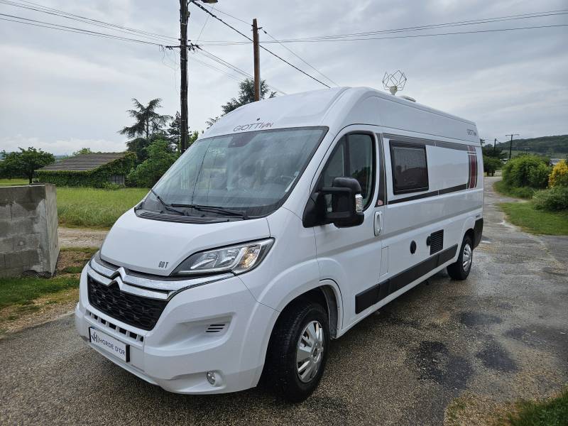 Vente d'un superbe fourgon compact GIOTTILINE 60T privilège bien équipé en très bon état général idéal pour un couple et visible à  Montagnieu dans l'ain (01).