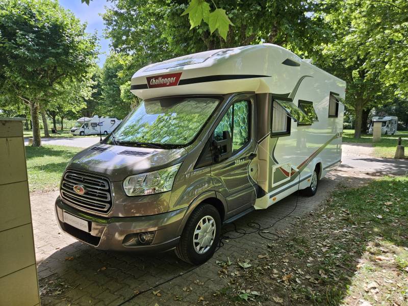 Vente d'un superbe camping car Profilé Challenger familial  à l'implantation idéal avec lit central et lit pavillon avec une grande soute traversante en parfait état à Eyzin-Pinet (38) en Isère.