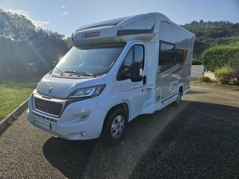 Vente d'un magnifique profilé compact avec lits pavillon et lit dinette bien optionné idéal pour un couple visible à St Paul en Cornillon (Loire)